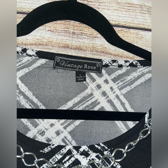 🤎3/$10 Elegant Black and White Plaid Blouse - Picture 6 of 7